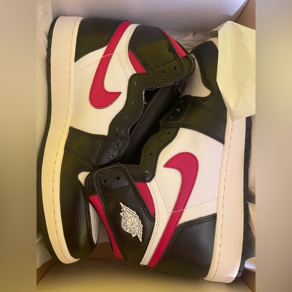 New in Box AIR JORDAN 1 RETRO HIGH OG GS 'GYM RED' - Picture 13 of 14